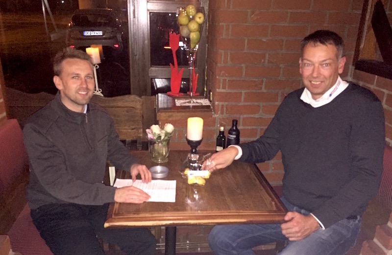 Florian König (li.) und Holger Franzen (re.) nehmen die Auslosung vor // Foto: BVSA
